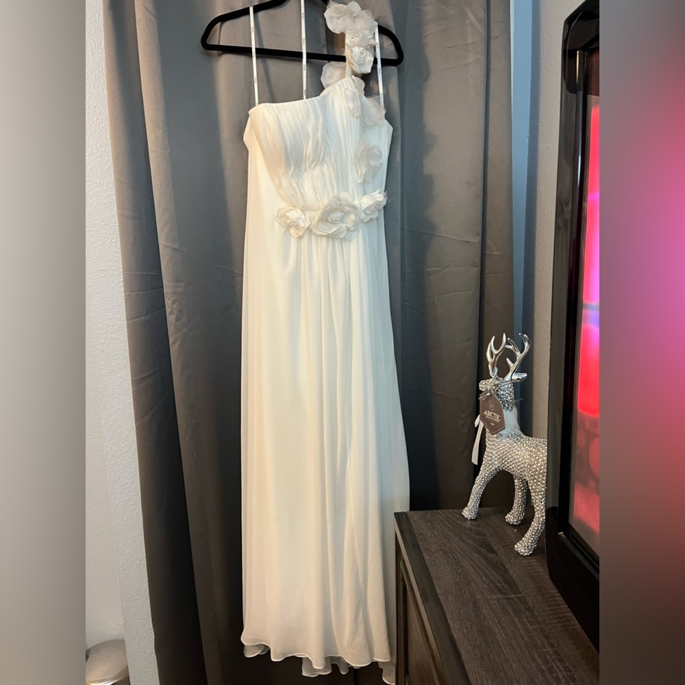 Bicici Wedding Dress. White, with flowers, Size XL. Left shoulder strap.